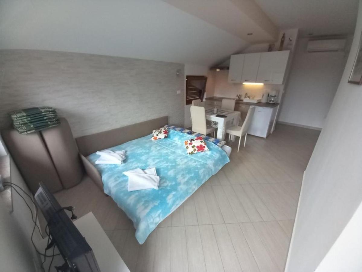 Apartmani Gracijela Karlobag Luaran gambar