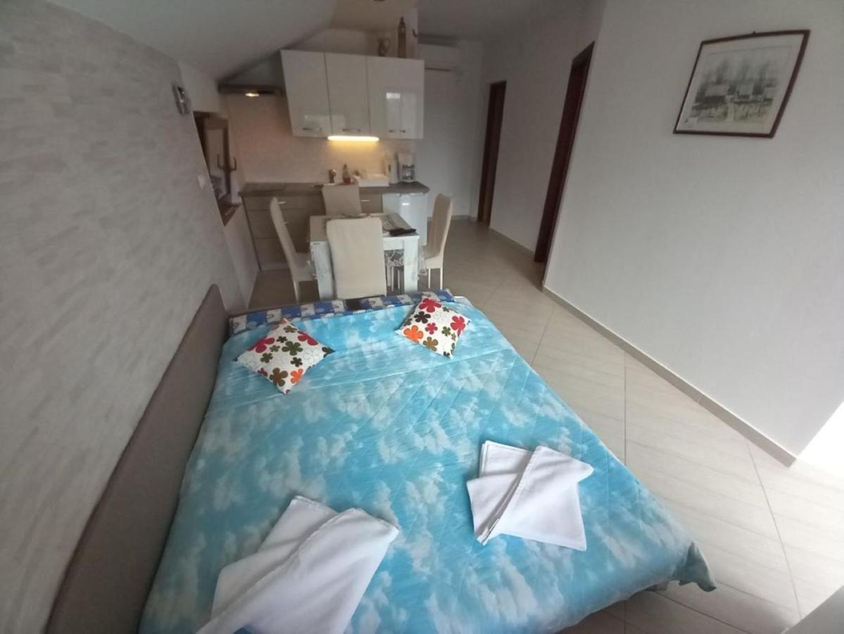 Apartmani Gracijela Karlobag Luaran gambar